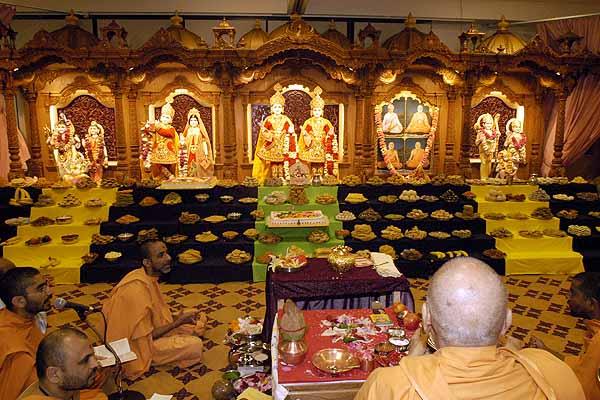 Swamishri has darshan of the newly consecrated murtis 