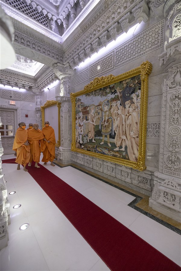 Swamishri observes a mural on his way to Thakorji's darshan