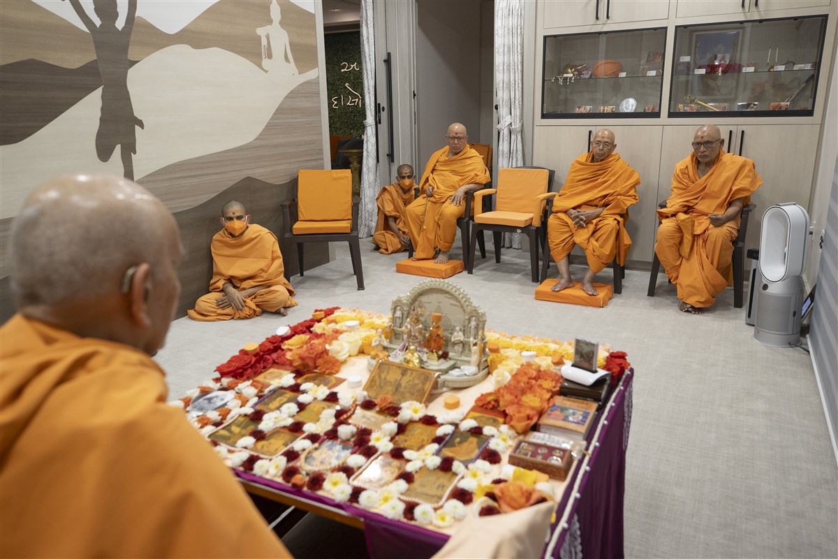 Sadguru swamis engrossed in Swamishri's puja darshanad