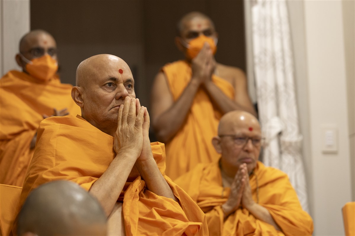 Sadguru Pujya Viveksagardas Swami and Sadguru Pujya Ghanshyamcahrandas Swami engrossed in darshan