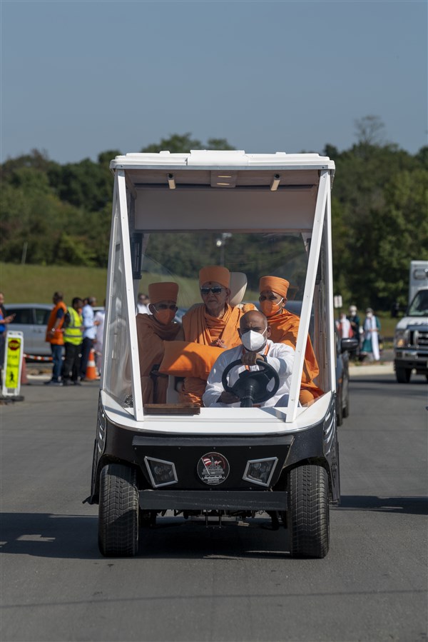 Swamishri on his way to his residence
