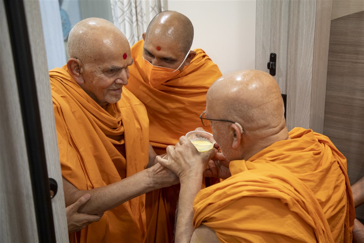 Swamishri offers dudhpak to Sadguru Pujya Ghanshyamcahrandas Swami 