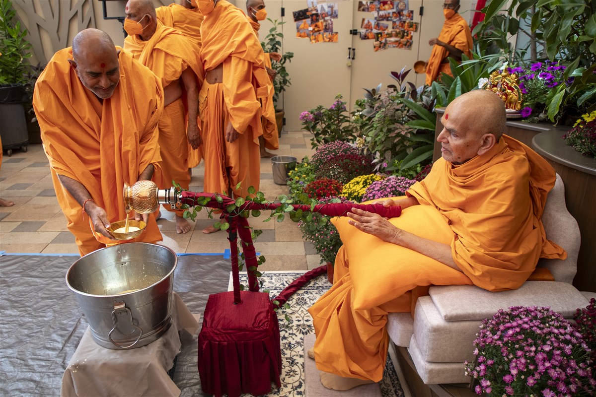Swamishri serves dudhpak to the swamis