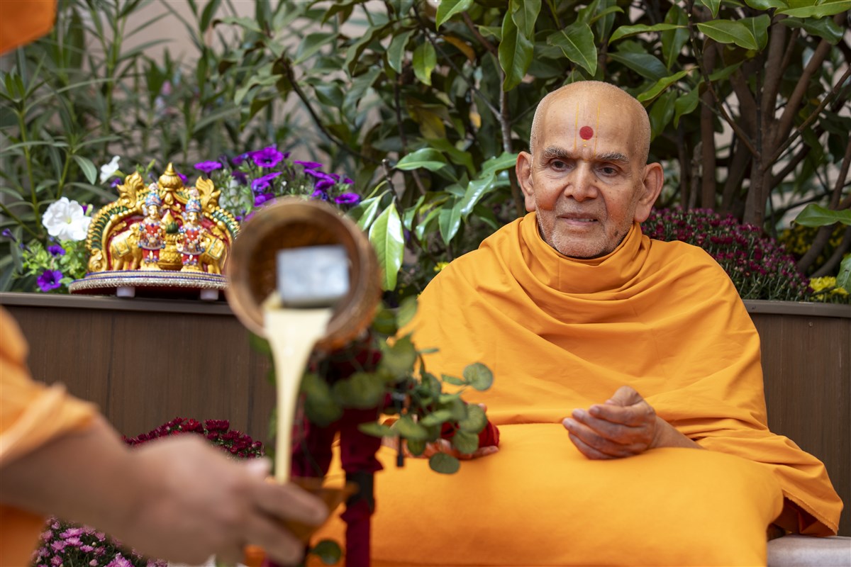 Swamishri serves dudhpak to the swamis