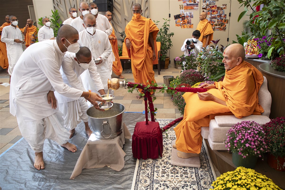 Swamishri serves dudhpak to the sadhaks