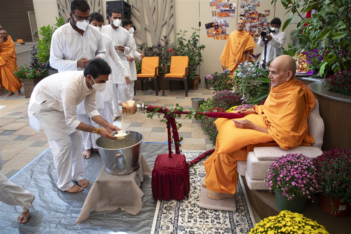 Swamishri serves dudhpak to the youths