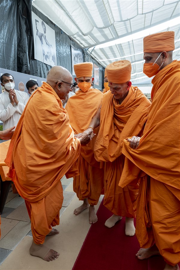 Swamishri blesses Sadguru Pujya Bhaktipriyadas Swami