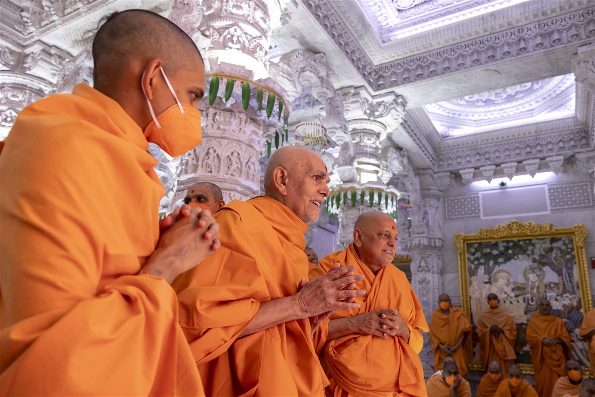 Swamishri and Sadguru Pujya Ishwarcharandas Swami engrossed in darshan