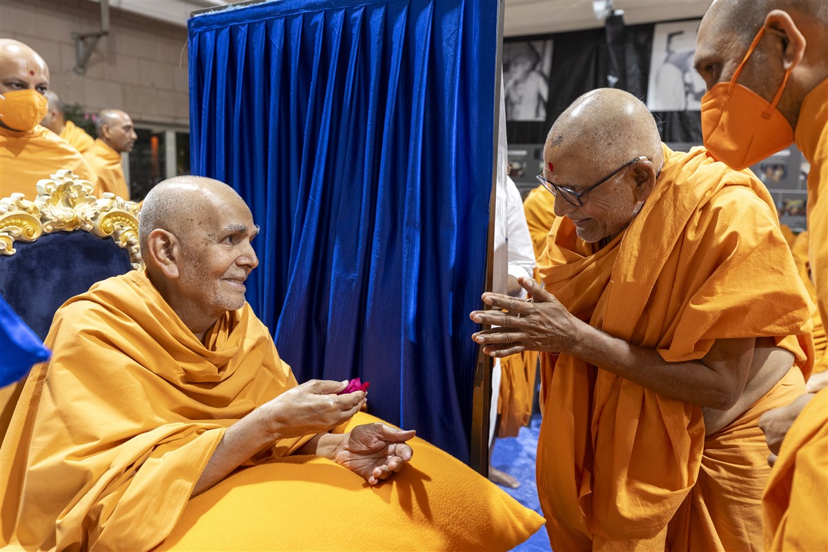 Swamishri greets Sadguru Pujya Bhaktipriyadas Swami