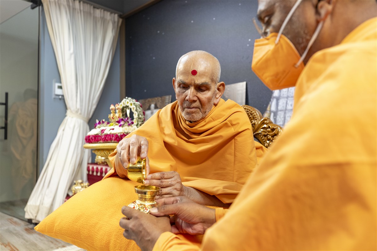 Swamishri add sanctified water to kalash