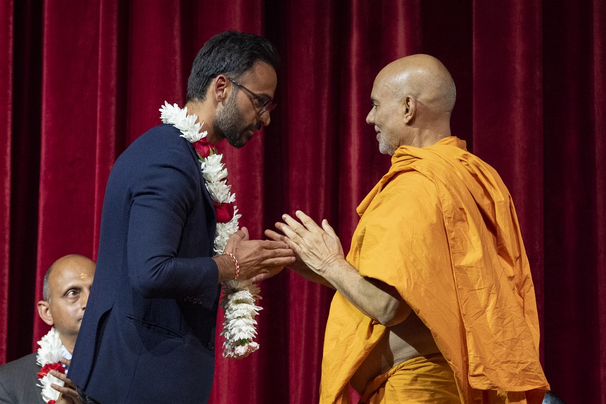 Sadguru Pujya Viveksagardas Swami honors an invited guest with a garland
