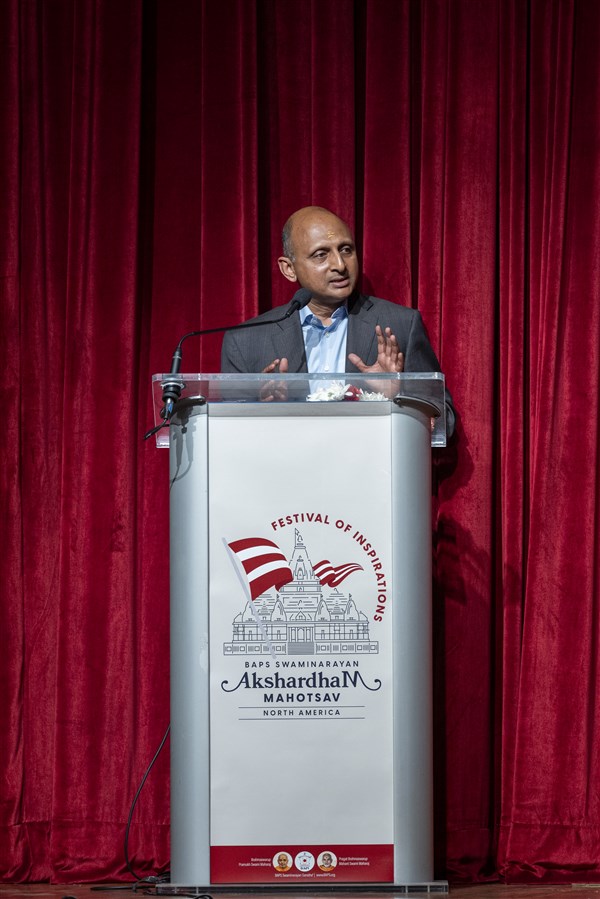 Amar Maletira, CEO of Rackspace Technology, addressing the assembly