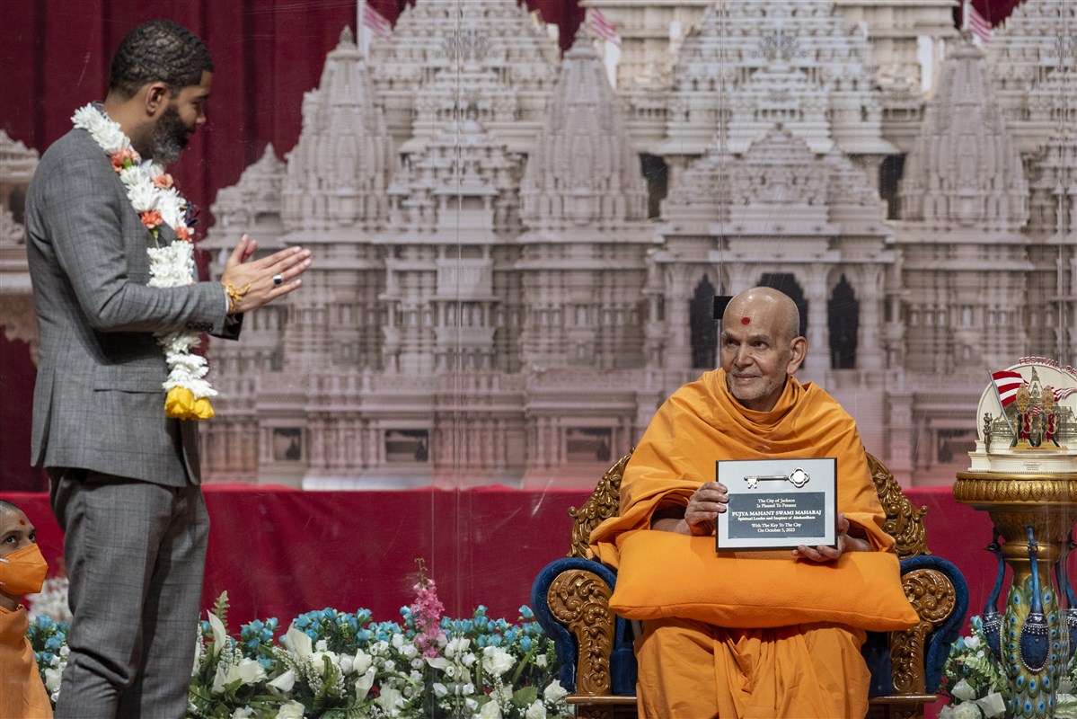 Swamishri acknowledges 'Key to the City'