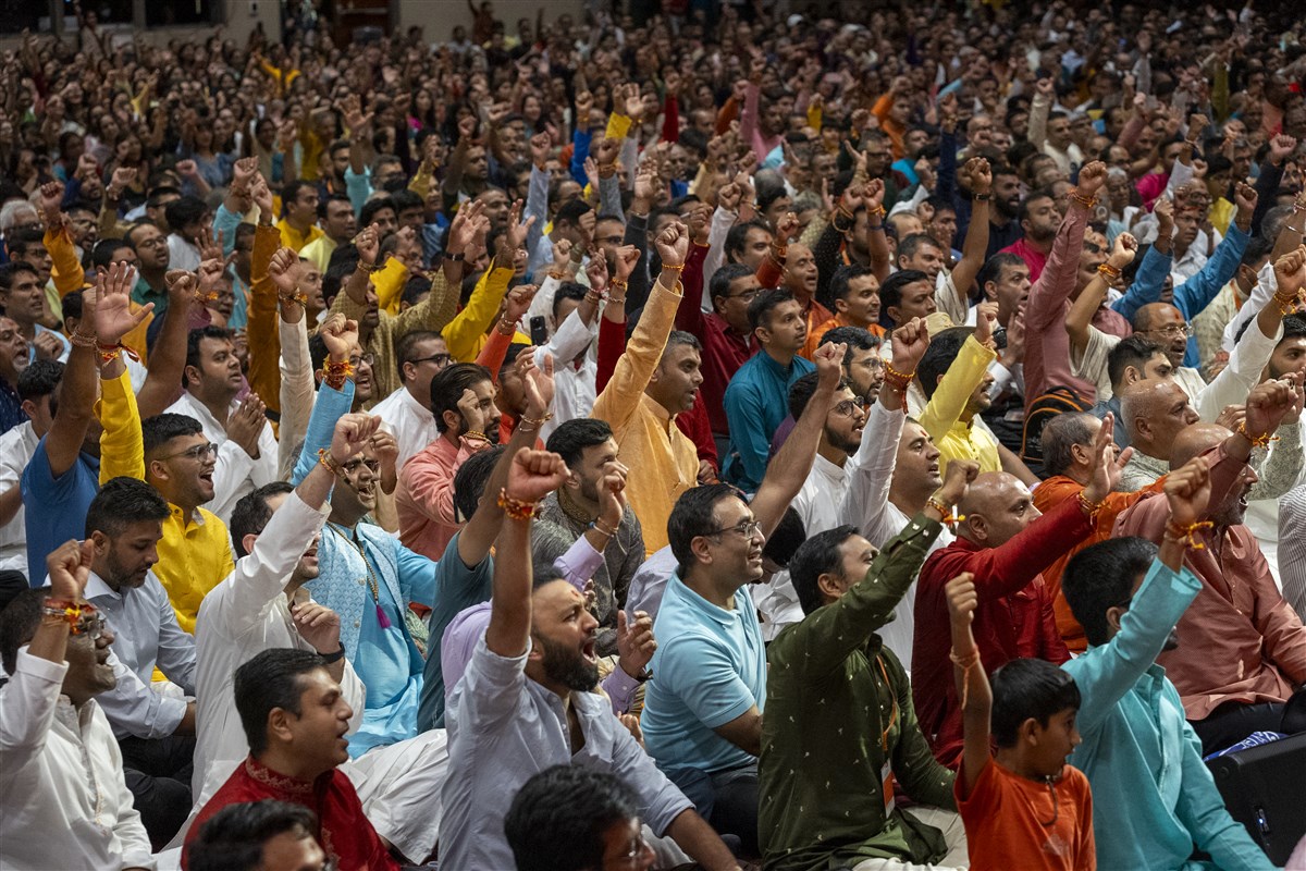 Devotees hail jai of 'Bhagwan Swaminarayan'