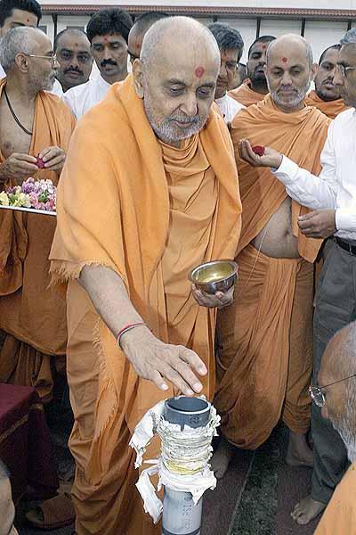 Swamishri sanctifies the land where the Shikarbadh Mandir will be built 