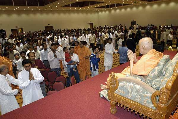 Swamishri gives sameep darshan to devotees on his final day in Toronto 