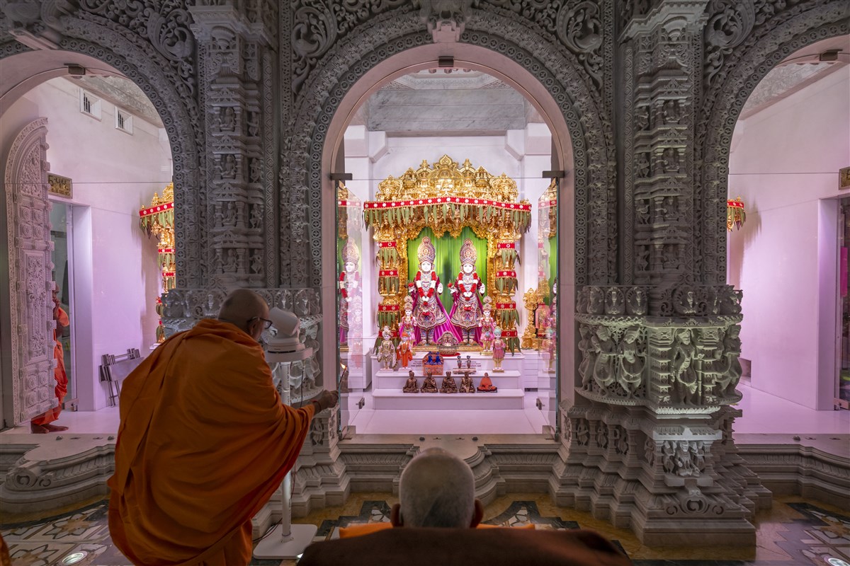 Sadguru Pujya Bhaktipriyadas Swami performs the morning arti