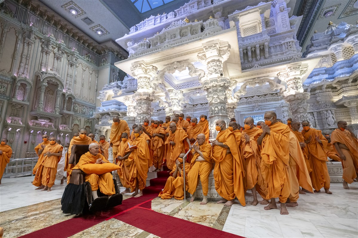Swamis engrossed in darshan