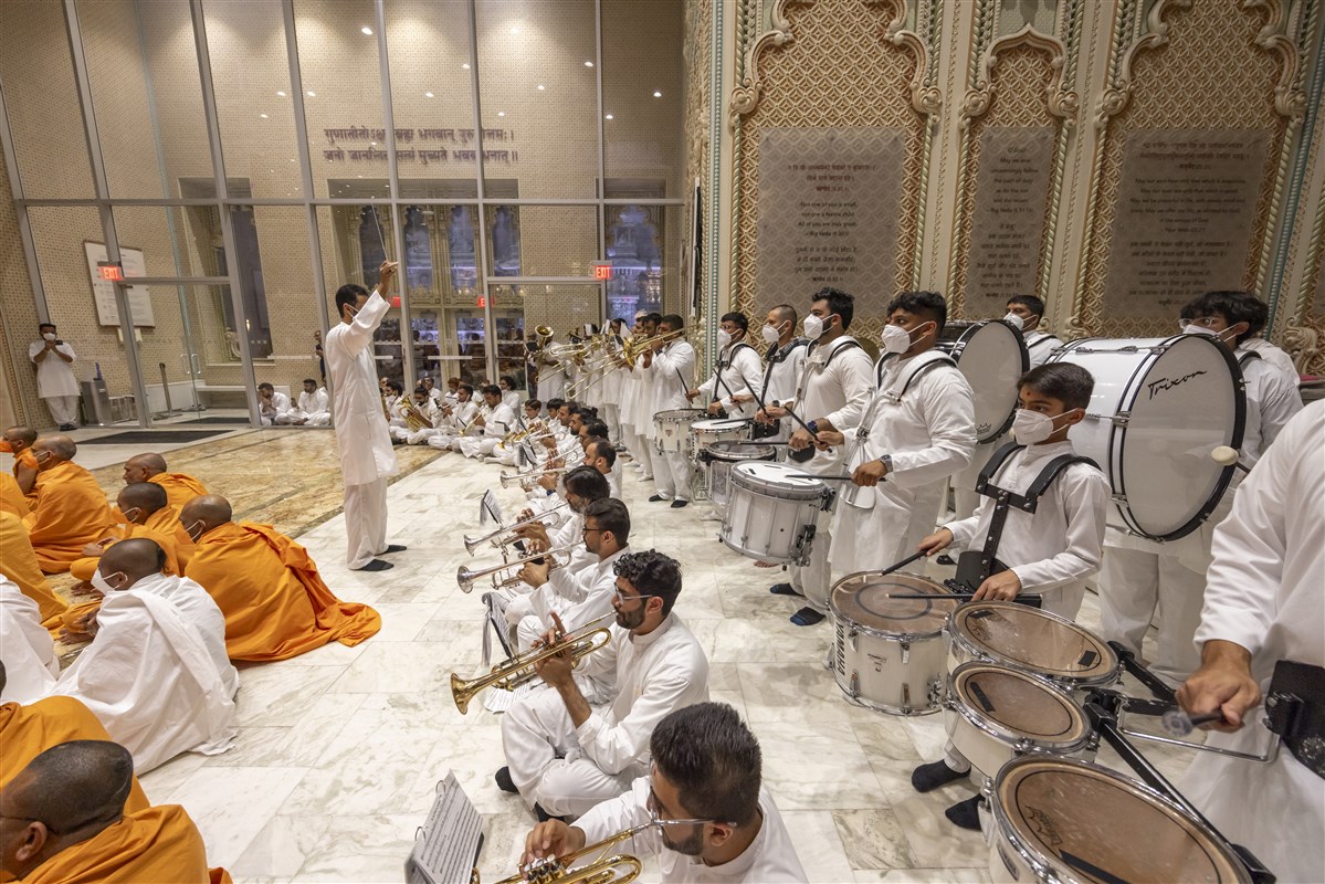 Akshar Dhwani Band, Dallas, performs before Swamishri