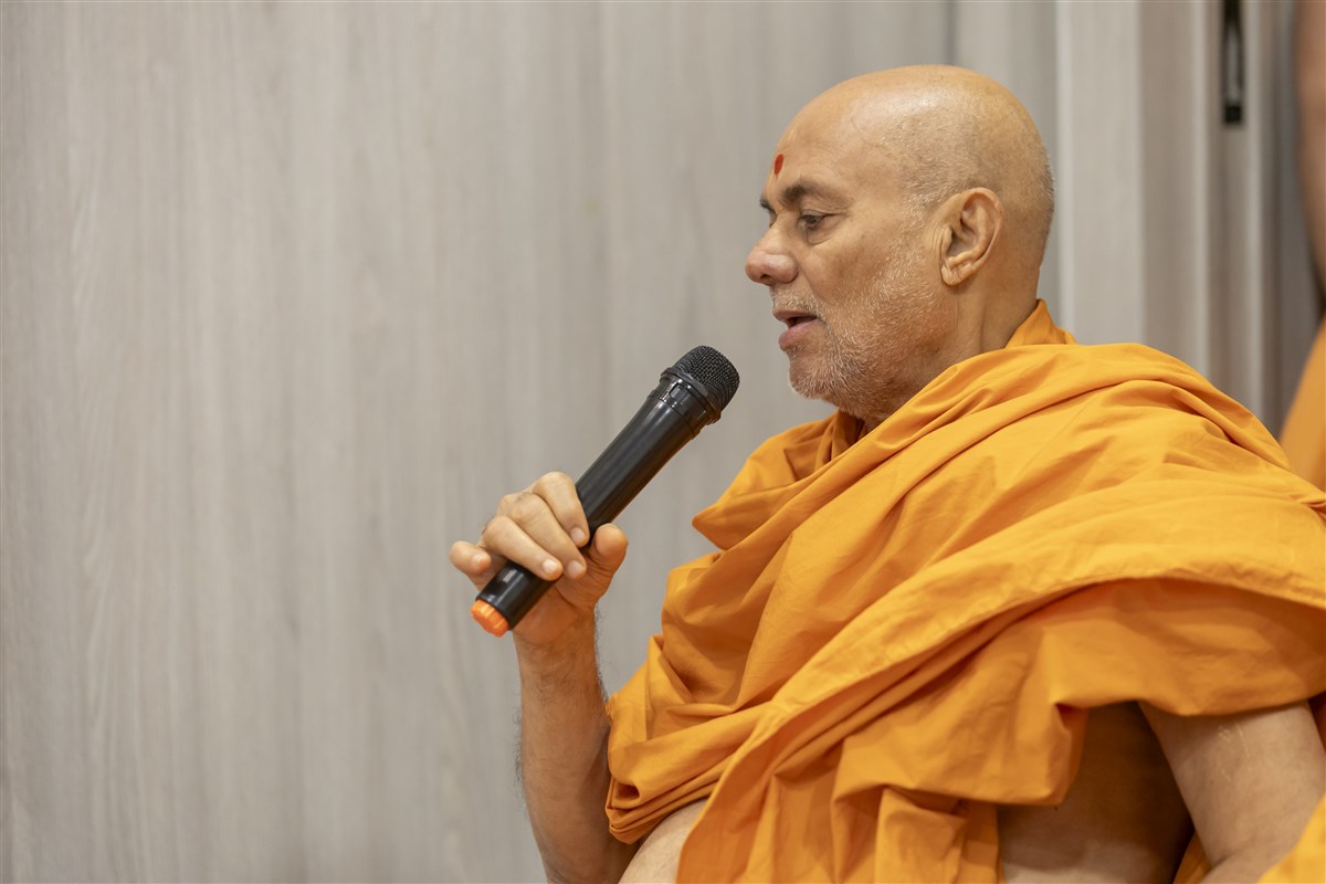 Sadguru Pujya Viveksagardas Swami sings a kirtan in Swamishri's puja