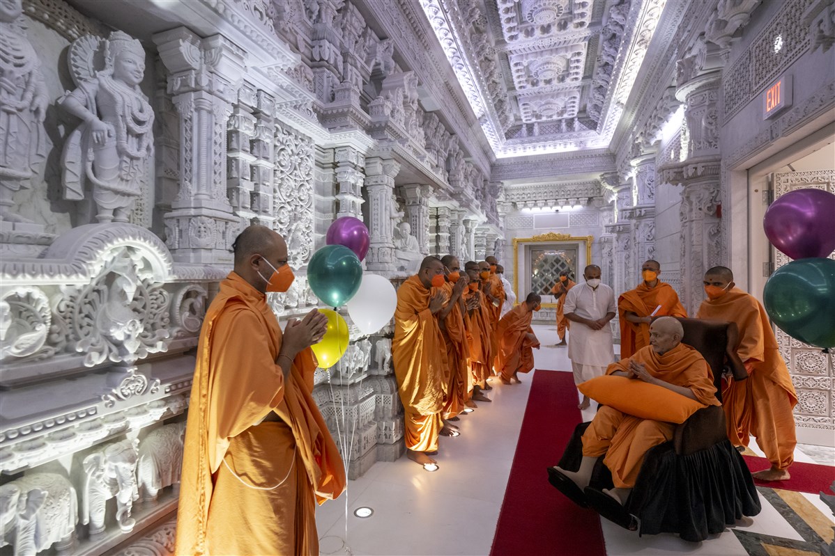 Param Pujya Mahant Swami Maharaj arrives for Thakorji's darshan