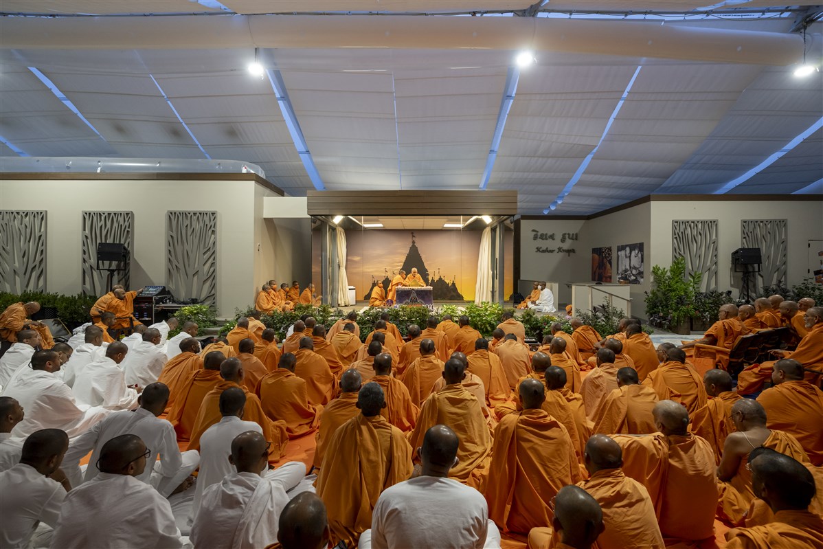 Swamis engrossed in Swamishri's puja darshan