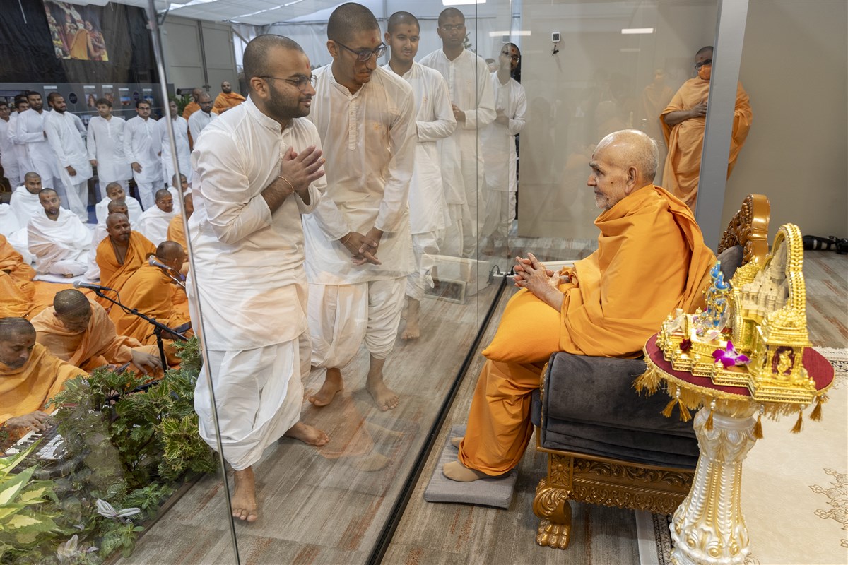 Sadhaks doing samip darshan of Swamishri