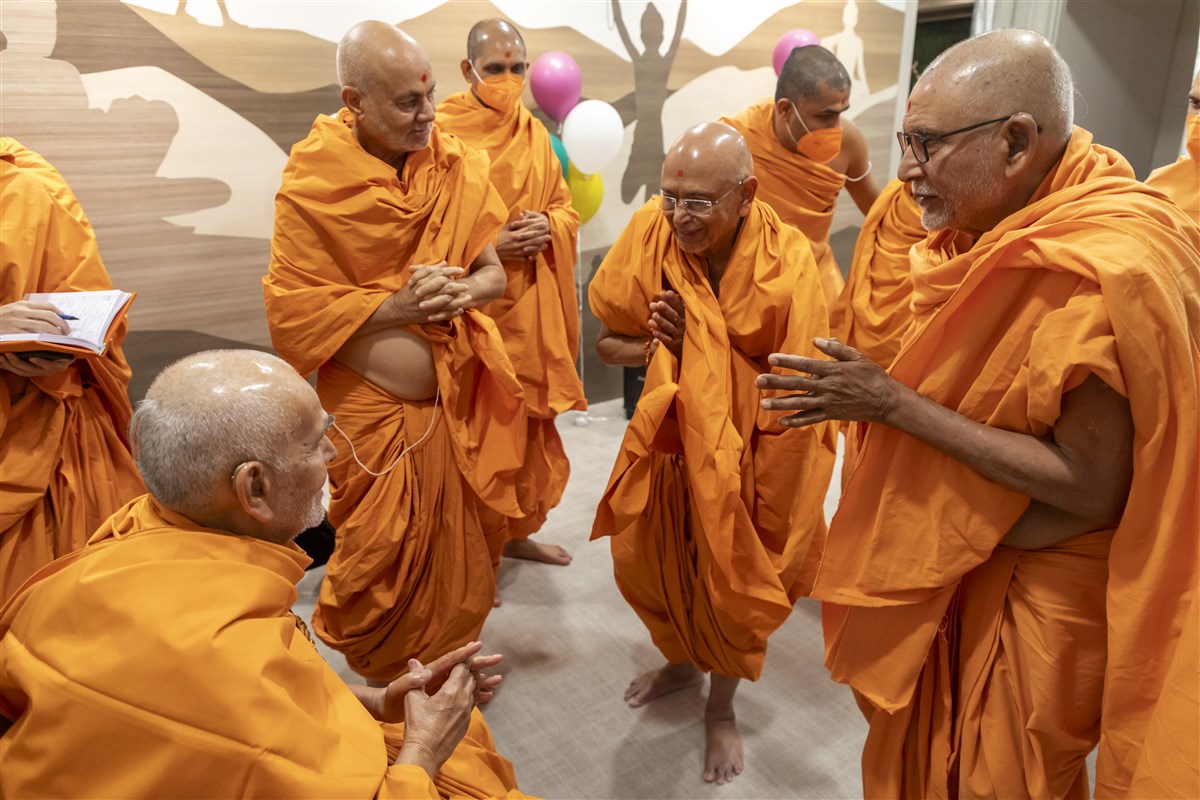Swamishri in conversation with Sadguru swamis
