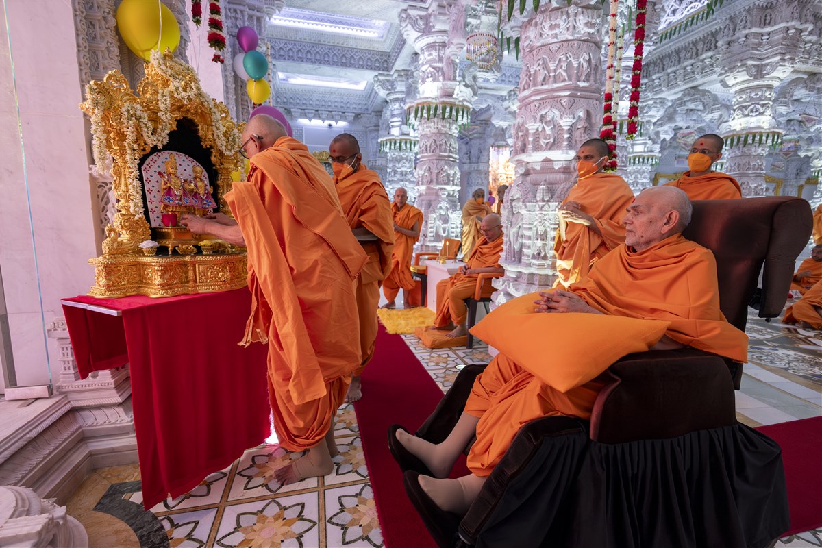 Sadguru Pujya Bhaktipriyadas Swami performs pujan of Shri Akshar Purushottam Maharaj