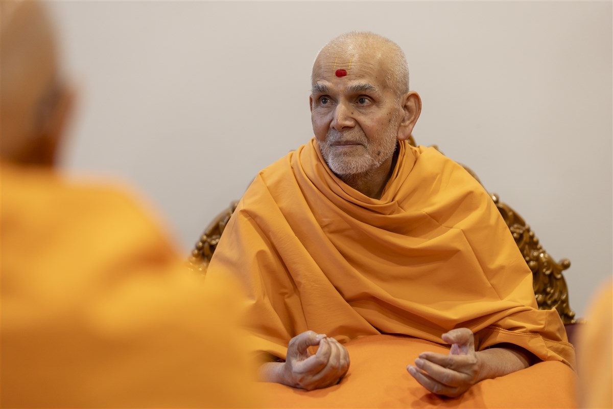 Swamishri in conversation with Sadguru swamis