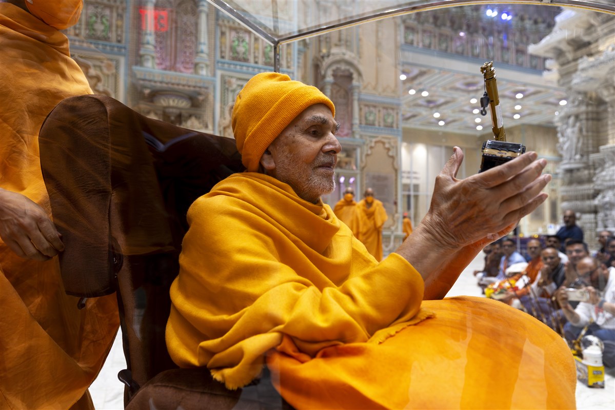 Swamishri sanctifies a crane model