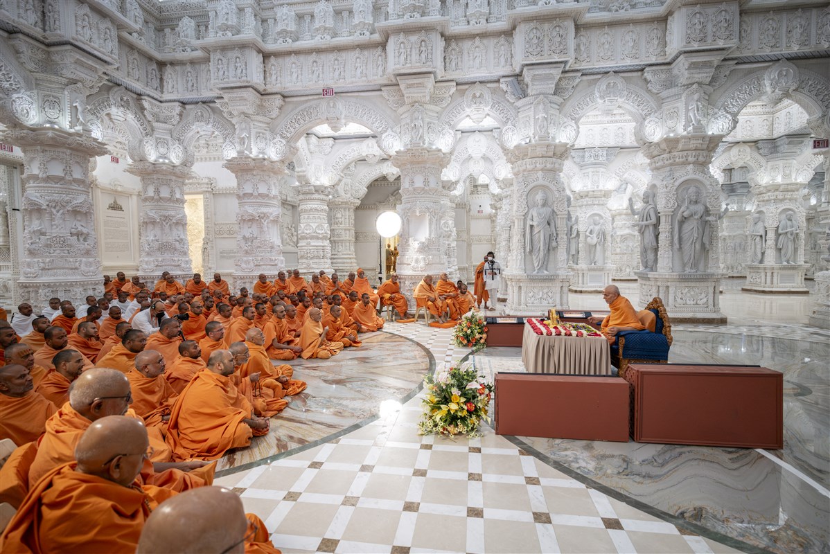 Swamis engrossed in Swamishri's puja darshan