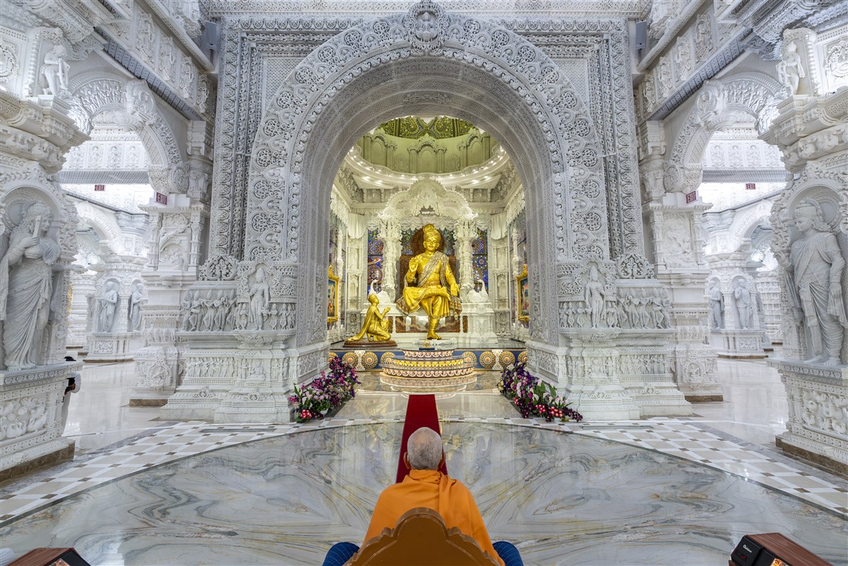 Swamishri engrossed in darshan of Bhagwan Swaminarayan and Aksharbrahma Gunatitanand Swami Maharaj