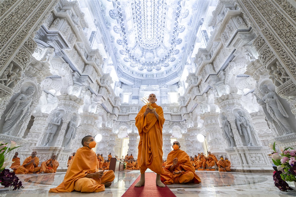 Swamishri performs the morning arti beneath the exquisitely carved dome of Akshardham