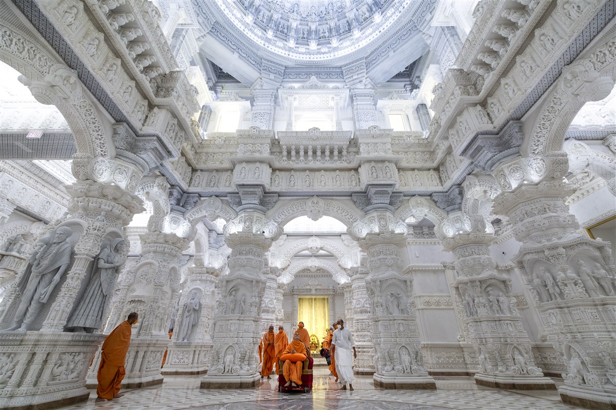 Swamishri observes the mandir dome