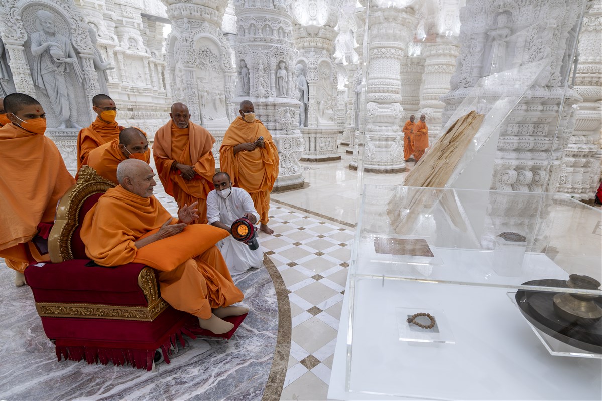 Swamishri engrossed in darshan of holy relics of Bhagwan Swaminarayan