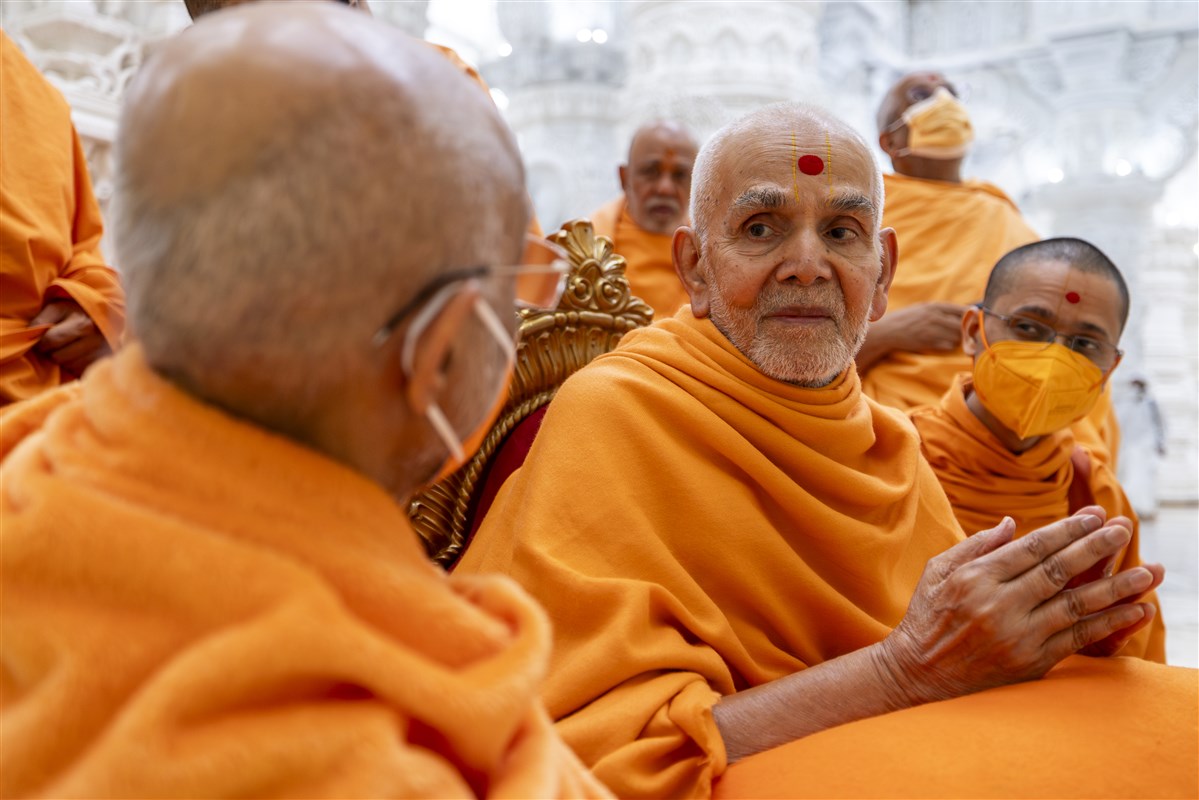 Swamishri in conversation with Pujya Bhaktinandandas Swami