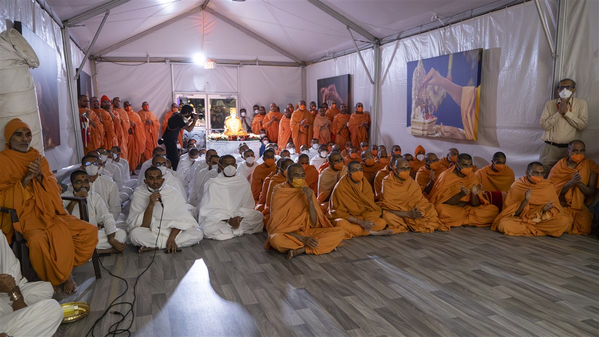 Swamis join Swamishri in arti