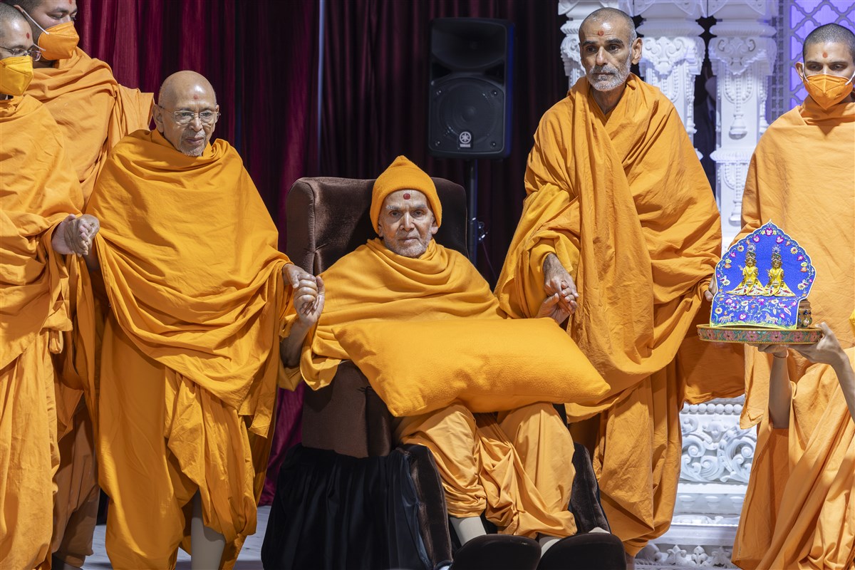 Swamishri and swamis join hands in a gesture of unity