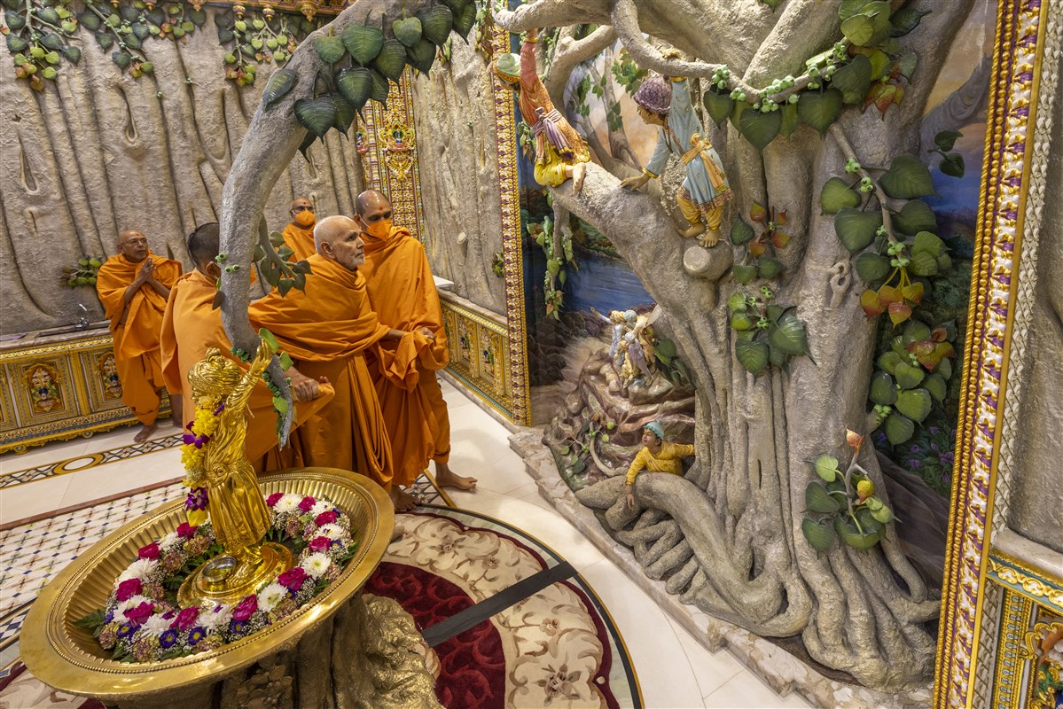While circumambulating, Swamishri gazes upon the portrayal of Ghanshyam Maharaj with his childhood friends