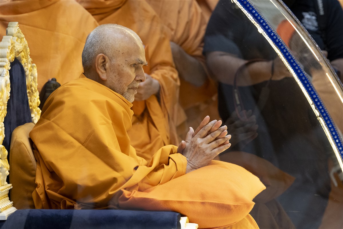 Swamishri greets volunteers with folded hands