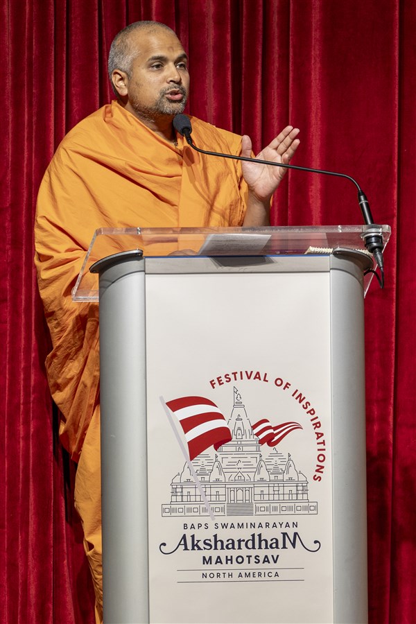 Pujya Nilkanthsevadas Swami addresses the assembly