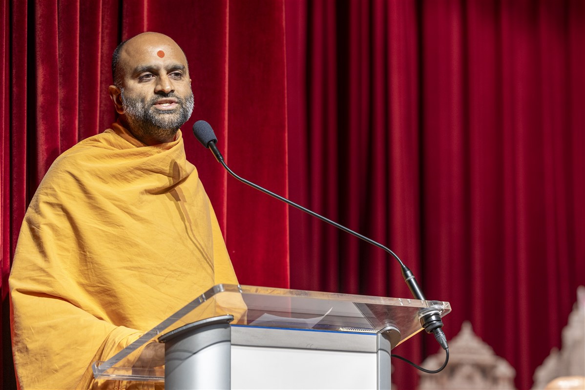 Pujya Anantmangaldas Swami addresses the assembly