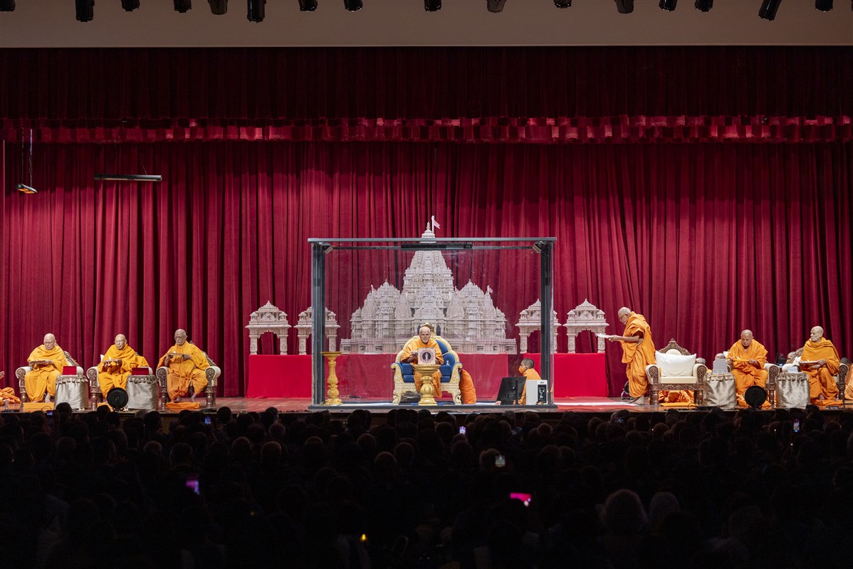 Swamishri and Sadguru Swamis perform the evening arti