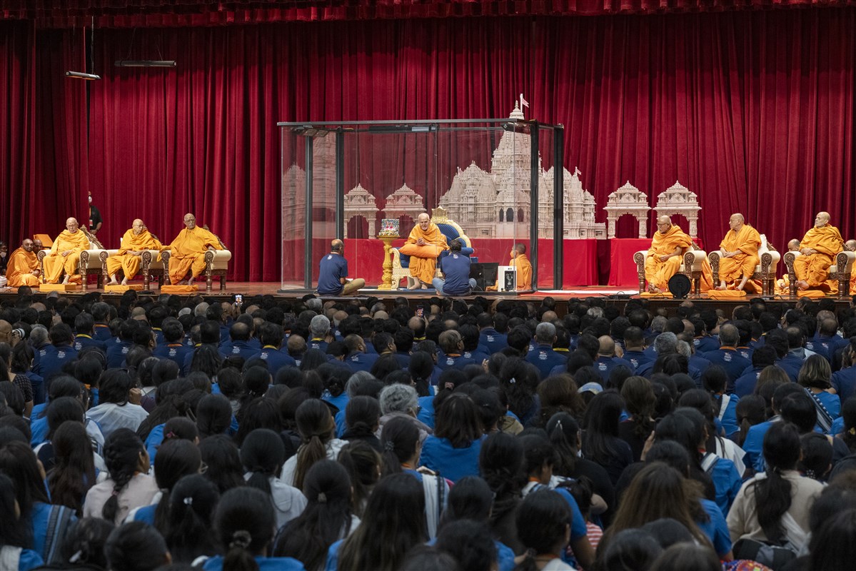 Volunteers participate in an interactive session with Swamishri