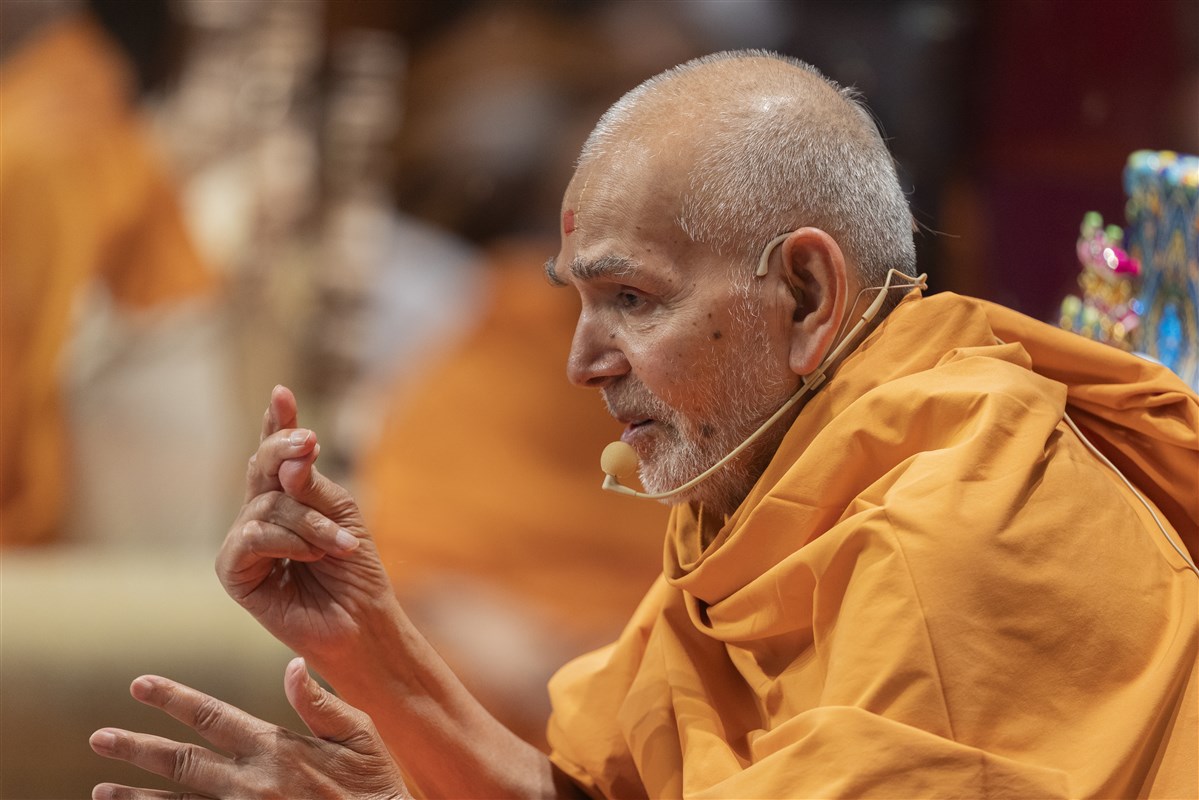 Swamishri gestures during the blessing