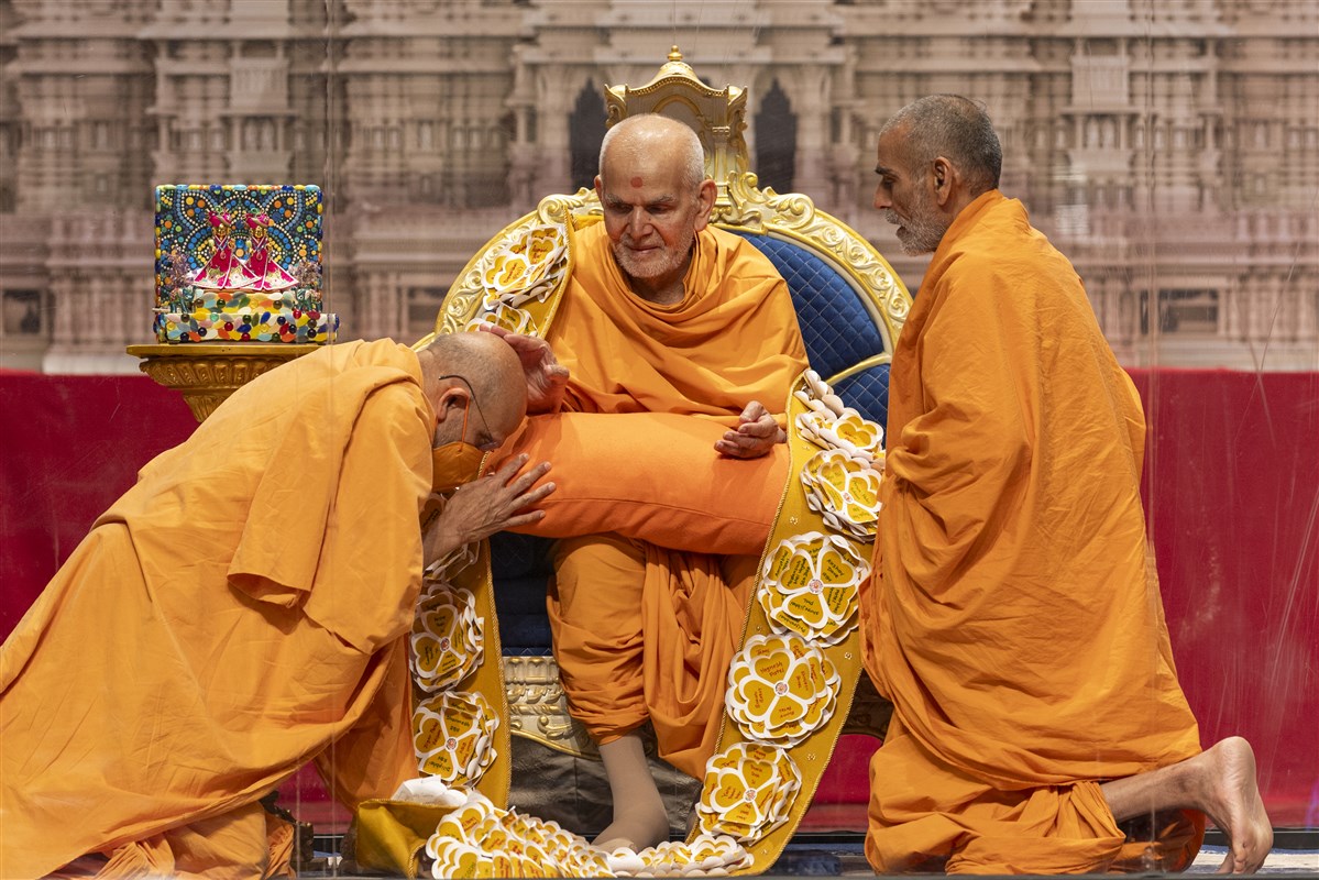 Pujya Yagnavallabhdas Swami and Pujya Anandswarupdas Swami garlands Swamishri