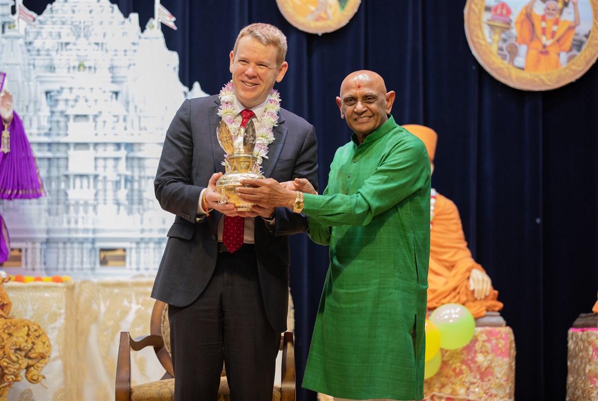 New Zealand Prime Minister Visits BAPS Mandir, Auckland