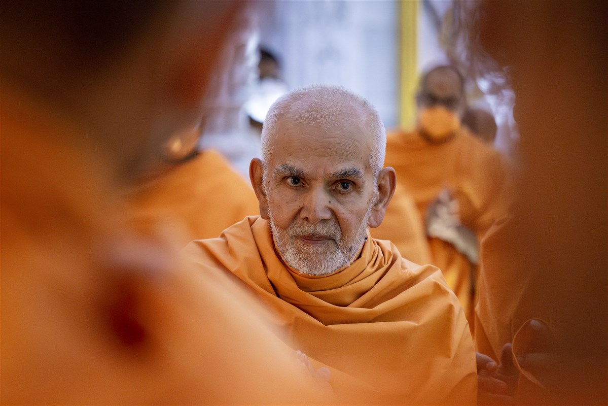 Swamishri acknowledges swamis