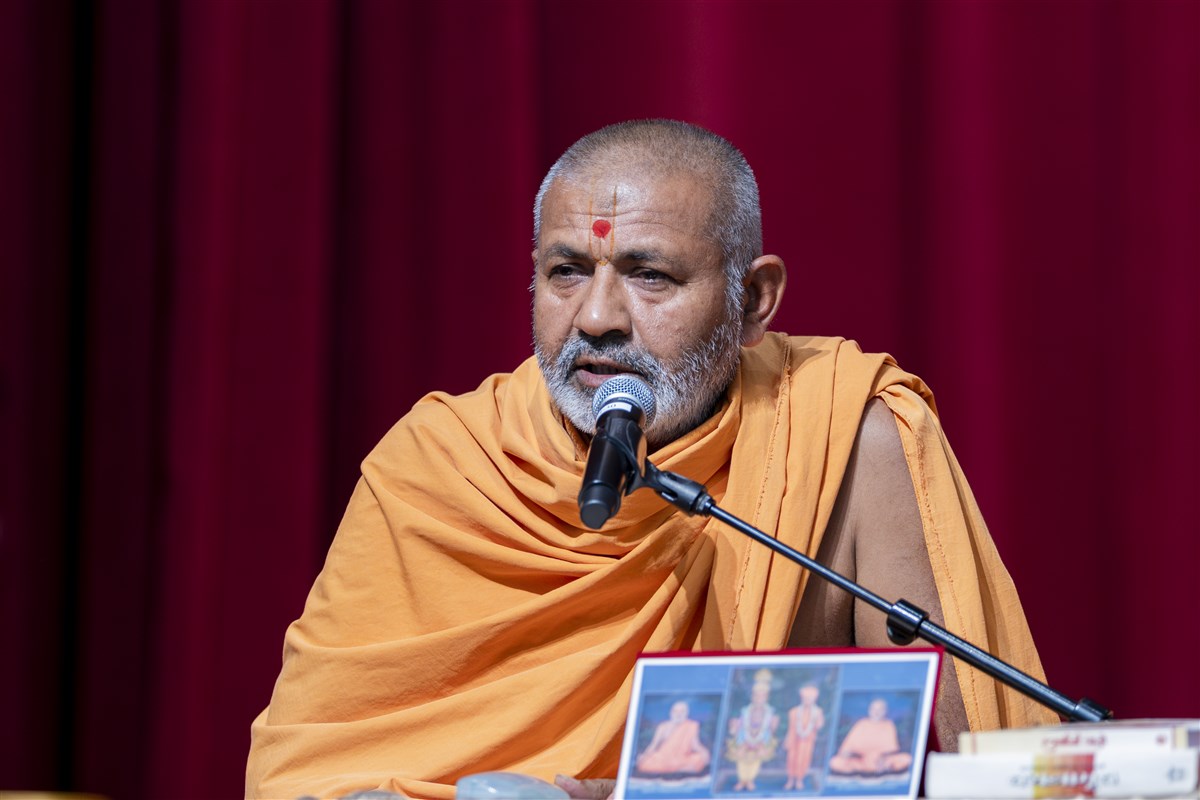 Pujya Atmakirtidas Swami addresses the assembly before Swamishri's puja